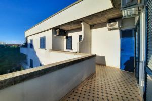 balkon z widokiem na budynek w obiekcie Appartamento La Poesia Trilo - MyHo Casa w mieście Tortoreto Lido