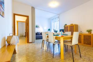 uma sala de jantar com uma mesa e cadeiras brancas em Appartamento La Poesia Trilo - MyHo Casa em Tortoreto Lido