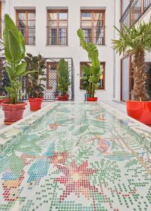 un pavimento a mosaico in un cortile con piante di Seda Club Hotel - Small Luxury Hotels a Granada