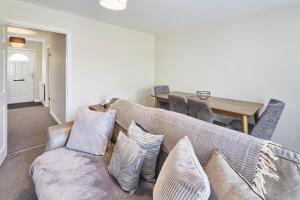 uma sala de estar com um sofá e uma mesa em Host & Stay - Town House em Seaham