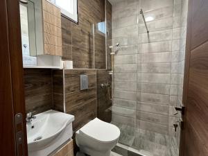 ein Bad mit einem WC und einem Waschbecken in der Unterkunft Apartmani Bosfor in Niška Banja