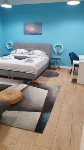 1 dormitorio con cama y pared azul en Holiday home Blue door in Pula en Pula