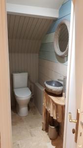łazienka z toaletą i umywalką w obiekcie Cœurs en Bay - Maison romantique avec parking et terrasse w mieście Saint-Valéry-sur-Somme