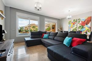 sala de estar con sofá y TV en Luxury Candesol ii, en Puerto de Santiago
