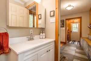 cocina con fregadero y espejo en Muskoka Lakeshore Cottage Bliss, en Gravenhurst 71 fotos más