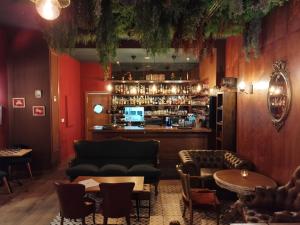 un bar con sofá, mesa y sillas en HJS Guest House - The Comfy Retreat, en Las Palmas de Gran Canaria