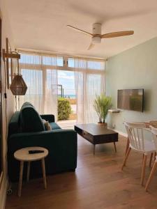 Svetainės erdvė apgyvendinimo įstaigoje Apartamento Boutique en la Playa