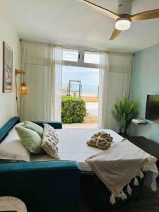 1 dormitorio con cama y ventana grande en Apartamento Boutique en la Playa en La Pineda