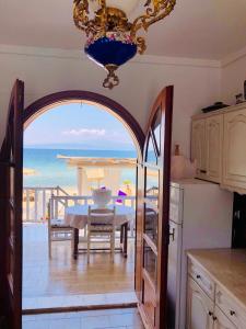 Kuchyň nebo kuchyňský kout v ubytování Byblos Mare-The Exclusive Beach Front Villa