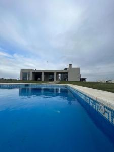een groot blauw zwembad voor een huis bij Excelente Casa Country in Oliden
