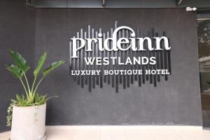 een bord voor een hotel met een potplant op de muur bij PrideInn Westlands Luxury Boutique Hotel in Nairobi