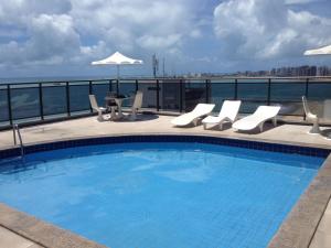 une piscine sur le toit d'un bâtiment dans l'établissement Atlantic Ocean Residence Sea, à Fortaleza