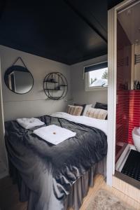 ein Schlafzimmer mit 2 Betten und ein Badezimmer mit einem Waschbecken in der Unterkunft Golden Circle Truck Hotel in Selfoss