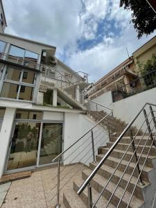 un edificio con escaleras delante de un edificio en Apartment Crocus of Rafailovici en Budva