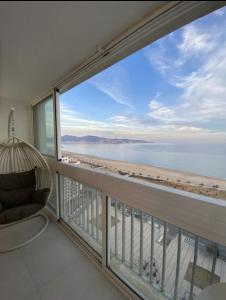 een balkon met uitzicht op de oceaan bij Manhattan apartment in Empuriabrava