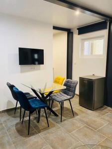 Un comedor con una mesa de cristal y sillas. en Toulouse centre 4 couchages, en Toulouse