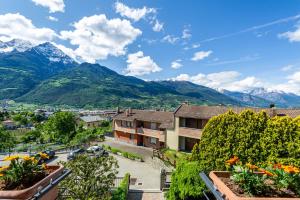 uma vista para uma cidade com montanhas ao fundo em Casa Margherita em Aosta