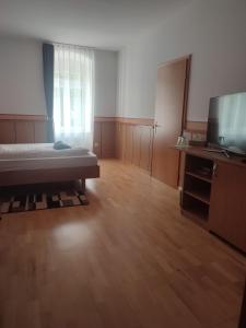 um quarto vazio com uma cama e uma televisão em Park Hotel em Nagyatád