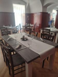 uma sala de jantar com uma mesa com copos de vinho em Park Hotel em Nagyatád