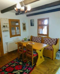 uma sala de estar com uma mesa de madeira e um sofá em Granny's House em Moisei