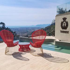 três cadeiras vermelhas sentadas em cima de um telhado em Tenuta Zamparina em Montignoso