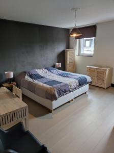 Tempat tidur dalam kamar di Gîte et Chambres d'hôte L'Amarante
