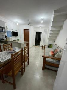 cocina y sala de estar con mesa y sillas en MONTE CARMELLO Casa 01B, en Porto Seguro