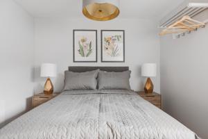 Säng eller sängar i ett rum på Stanley St Suites By GuestFirst