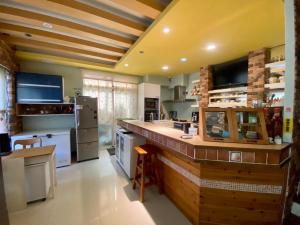 花莲市日安墅的一间厨房,内设木制台面