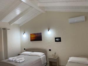 Postel nebo postele na pokoji v ubytování Is Arenas Biancas Agriturismo