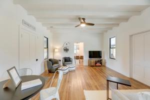 sala de estar con mesa y ventilador de techo en Restored Schulenburg Vacation Rental with Fire Pit!, en Schulenburg