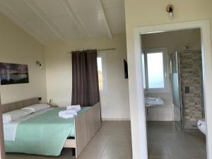 Postel nebo postele na pokoji v ubytování Is Arenas Biancas Agriturismo
