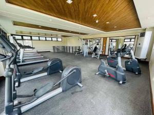 einen Fitnessraum mit mehreren Laufbändern und Kardiogeräten in der Unterkunft Verdon Parc Condo 1 Bedroom in Davao City
