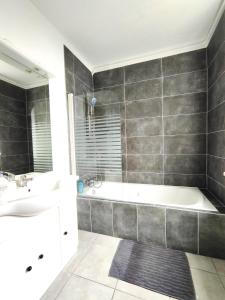 un bagno con vasca e lavandino di #Lesgourmandises a Mulhouse