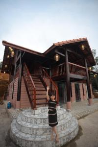 a woman standing on steps in front of a building at Sapung homestay Bảo Lộc in Blao Srê +60 photos