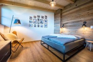 1 dormitorio con 1 cama y 1 silla en una habitación en Valentin36 Apartment Ritten, en Funes