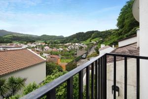 Nespecifikovaný výhled na hory nebo výhled na hory při pohledu z prázdninového domu