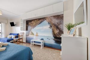 una camera da letto con un murale dell'oceano di Studio Vau Beach Serenity a Portimão