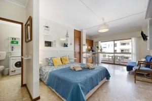 una camera con un letto e una coperta blu di Studio Vau Beach Serenity a Portimão