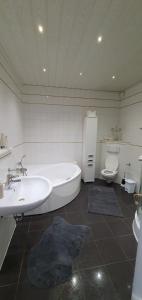 a bathroom with a tub and a sink and a toilet at Ferienwohnung zentrale Lage in Idar-Oberstein