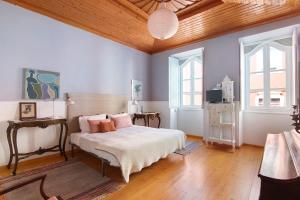 sypialnia z łóżkiem i drewnianym sufitem w obiekcie Casa da Peixa w mieście Estoi