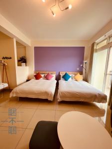 1 dormitorio con 2 camas y mesa en SleepOrNo, en Jinning