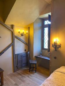 een slaapkamer met een bed, een wastafel en een bad bij Le Château de Cambiaire in Saint-Étienne-Vallée-Française