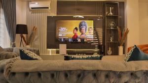Morak homes - Smart luxury 4-bed with private swimming pool, PS5, snooker, mini gym in reserved secured estate TV 또는 엔터테인먼트 센터