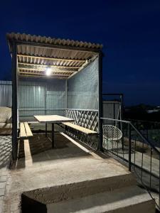- une table de pique-nique sur une terrasse la nuit dans l'établissement Дачный Домик на берегу озера Балхаш, à Balkhach
