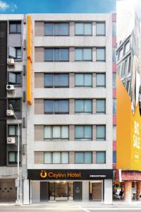 Un edificio alto con un hotel chrysler di CityInn Hotel Plus - Ximending Branch a Taipei