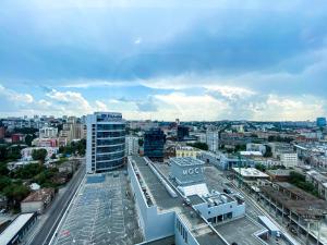 Blick auf eine Stadt mit Gebäuden und Straßen in der Unterkunft Apartment-Hotel Panorama in Dnipro
