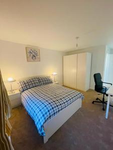 Schlafzimmer mit einem Bett, einem Schreibtisch und einem Stuhl in der Unterkunft Anox serviced Apartments 2 in Newcastle upon Tyne