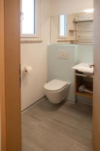 une salle de bain avec toilettes et lavabo dans l'établissement Appartement 7, à Caldaro