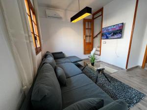 TV a/nebo společenská místnost v ubytování Sunny Villa Few Minutes Walk from beach